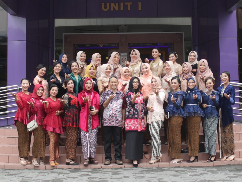 Mahasiswi Amikom menjadi bagian dari 2.600 Wanita yang Pecahkan Rekor Dunia Wanita Berkebaya di Yogyakarta
