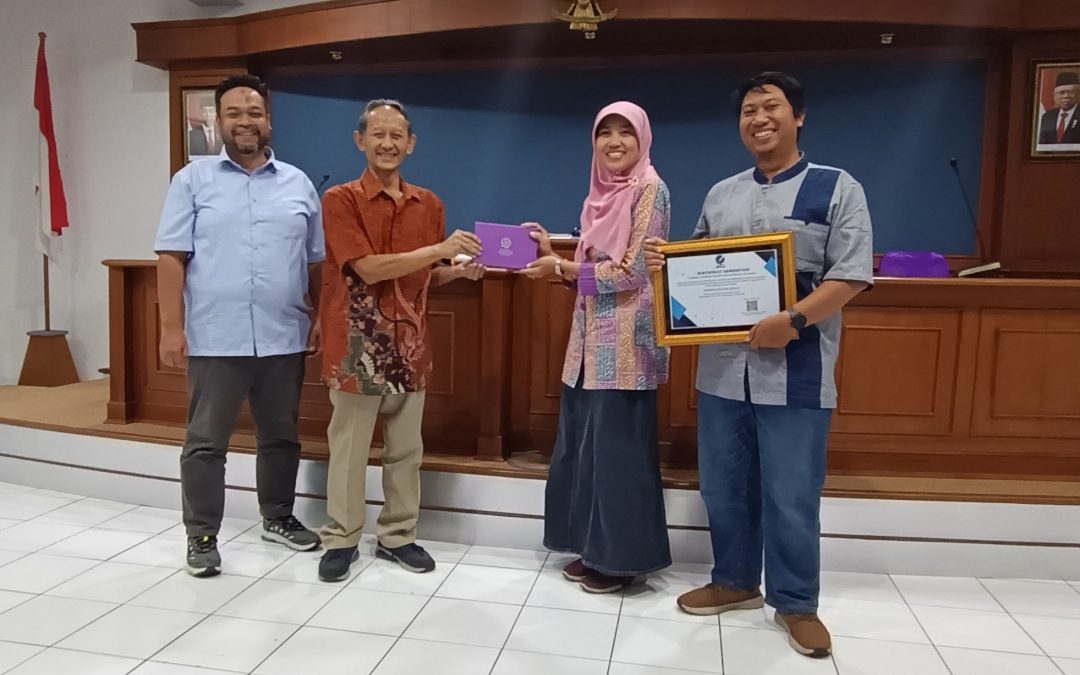 Penyerahan Sertifikat Akreditasi Program Studi S1-Informatika Dan Program Studi S1-Sistem Informasi