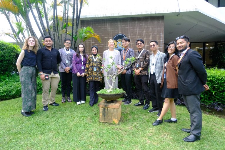 Mahasiswa Hubungan Internasional jadi salah satu perwakilan diskusi dengan Kedutaan Besar Kerajaan Belanda dalam A.E. Priyono Democracy Forum edisi ke-8
